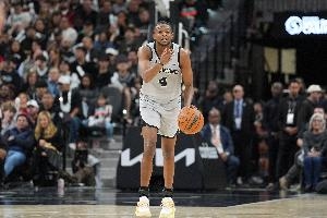福克斯：雷霆三分命中率高是因我们防守到位率低 投篮干扰也不足